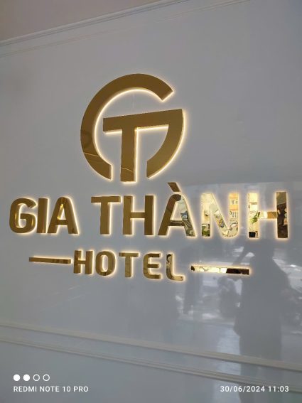 Backdrop nền alu chữ inox