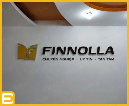 Logo mặt mica chân nhôm