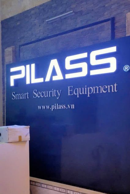 Thi công logo công chữ sáng đèn