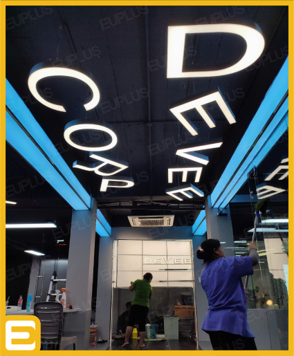 Bảng hiệu logo devee