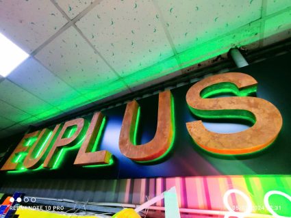 Bảng hiệu logo rỉ sét