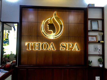 Thi công bảng hiệu và backdrop spa