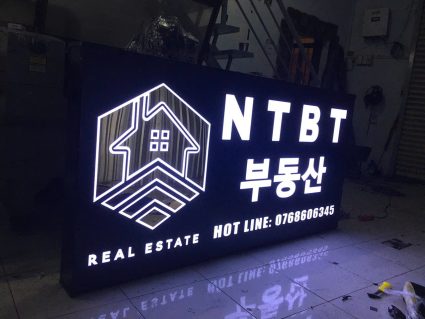 Bảng hiệu mica sáng đèn