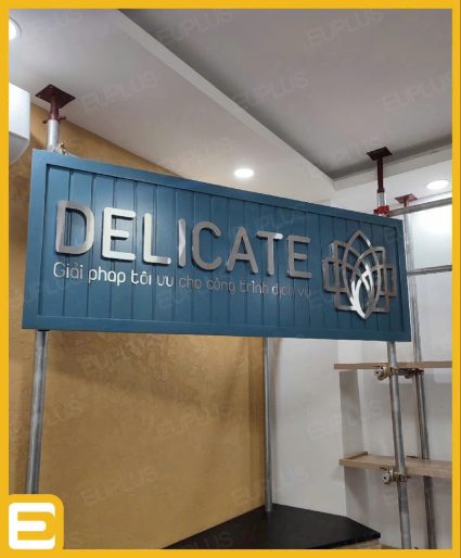 Mẫu backdrop logo trên nền gỗ