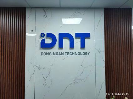 Mẫu backdrop mica chữ nổi