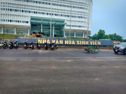 Chữ inox trên nền đá