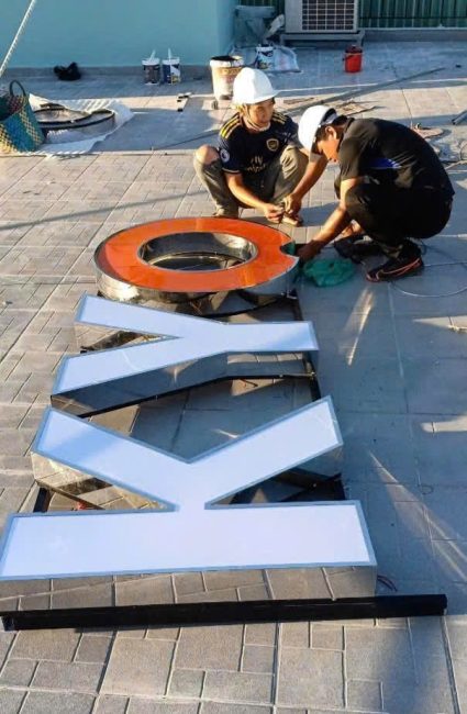 Lắp đặt logo nhà máy