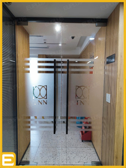 Thi công decal dán kính