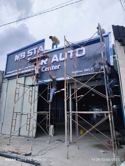thi công bảng hiệu showroom tại TP.HCM