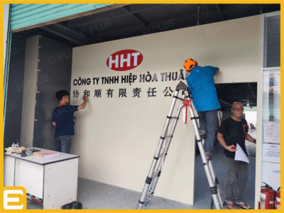 Thi công vách logo