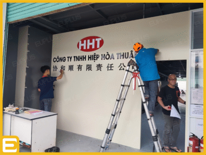 Thi công vách logo