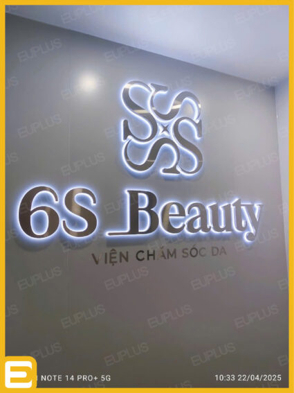 Báo giá thi công vách logo