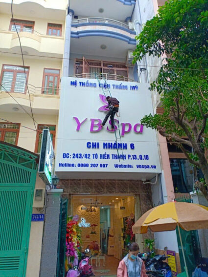 Báo già làm bảng hiệu spa