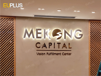 thi công logo lễ tân