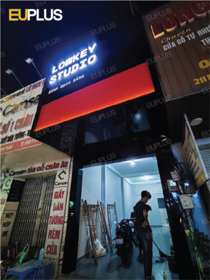 thi công bảng hiệu chất lượng