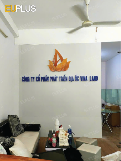 Logo mica chữ nổi